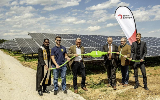 Sonnenstrom für 6.400 Haushalte - RheinEnergie nimmt neuen Solarpark in Hemau in Betrieb
