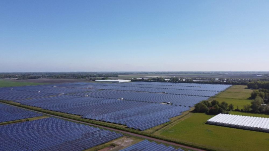 Der größte Solarpark der Niederlande ist jetzt in Midden-Groningen in Betrieb