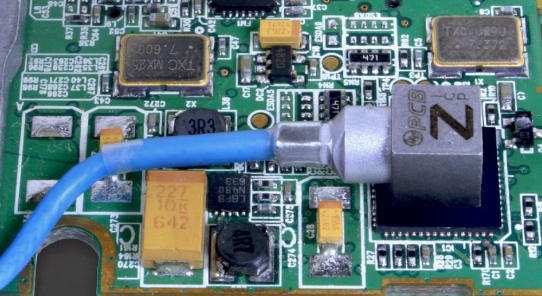Miniatur ICP®/IEPE-Triaxbeschleunigungssensoren mit hochflexiblen Kabel