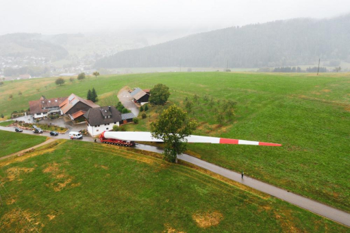 Spektakulärer Schritt im Windprojekt: Transport der Windflügel zum Windpark Kallenwald