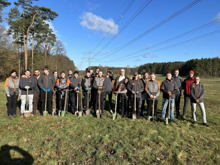 Pflanzen für die Zukunft: OBI Azubis engagieren sich für den Wittenberger Wald