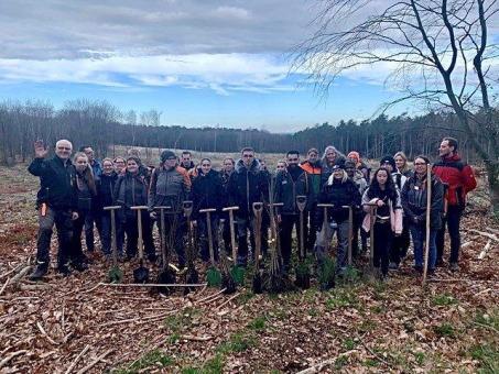 Pflanzen für die Zukunft: OBI Azubis engagieren sich für den Hennefer Wald