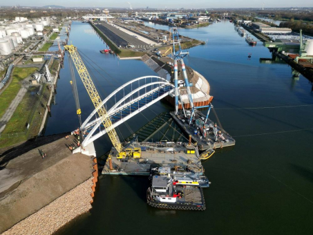 Ein Meilenstein: Neue Brücke zum Duisburg Gateway Terminal (DGT) erfolgreich eingehoben