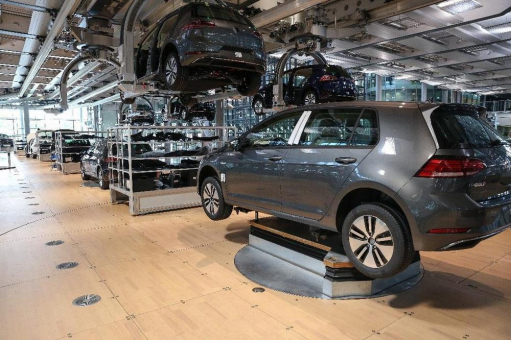 Die Produktionslinie des neuen VW E-Golfs in der Gläsernen Manufaktur in Dresden glänzt mit neu entwickeltem Delignit®-Industriebodenbelag