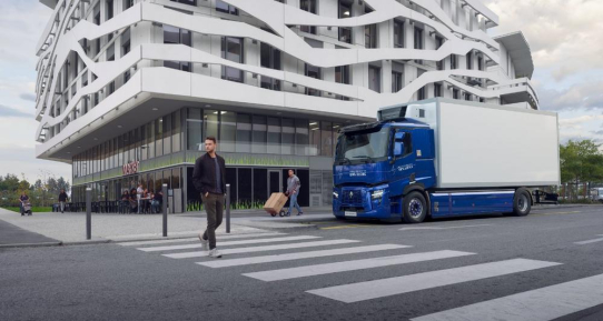 Renault Trucks digitalisiert Fahrerhaus und verbessert Sicherheitssysteme bei den schweren Baureihen