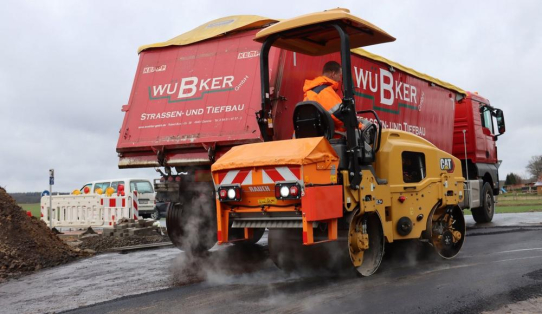 Wenn Asphalteinbau Hand in Hand geht