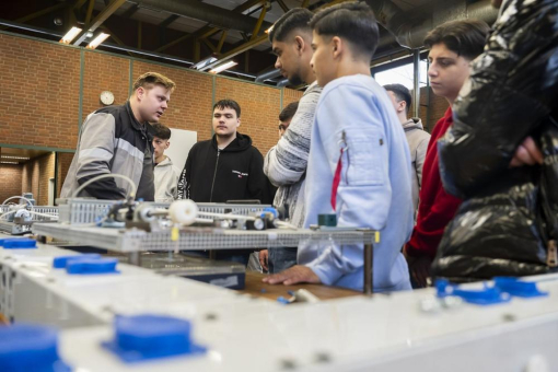 Berufsorientierung bei thyssenkrupp Steel: 12 Schüler:innen der Duisburger Gottfried-Wilhelm-Leibniz Gesamtschule in Ausbildungswerkstatt