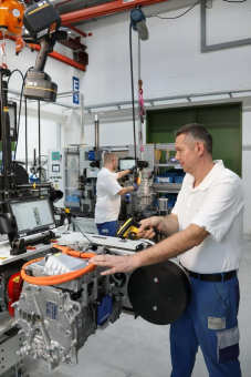 Elektrischer Antrieb für leichte Nutzfahrzeuge: CeTrax lite von ZF feiert Serienstart