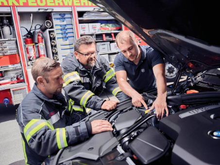 ZF Aftermarket schult Rettungskräfte im Umgang mit elektrifizierten Fahrzeugen