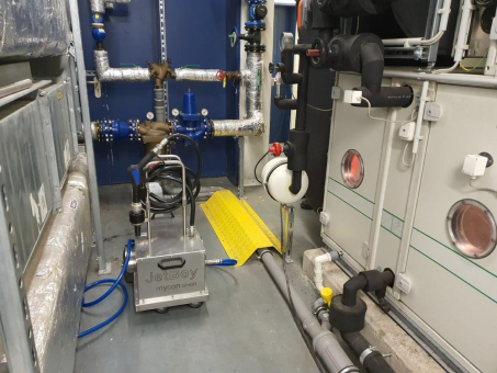 Reinigung von Registern einer Raumlufttechnischen Anlage  (RLT) in einem schwer zugänglichen Bereich ohne Druckluftund Wasserversorgung