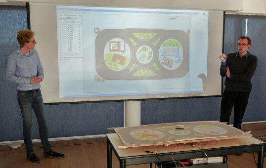 LIS-Studenten demonstrieren TMS anhand von Miniatur-Lkw