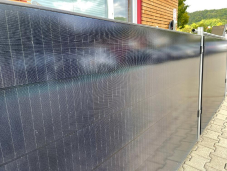 Ein Solarzaun ergänzt die vorhandene Solaranlage auch noch im Winter