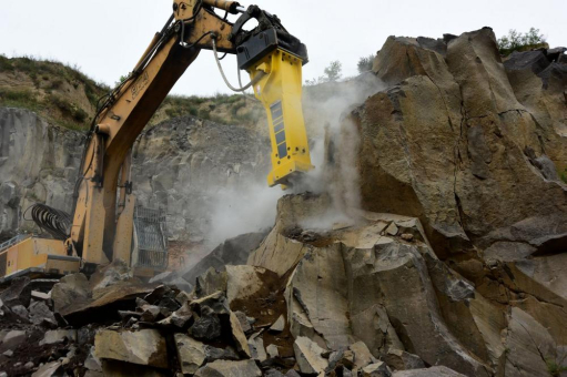 Mendiger Basalt fährt schweres Geschütz auf - Epiroc HB 7000 und  HB 10000 sind die unumstrittenen Leistungsträger