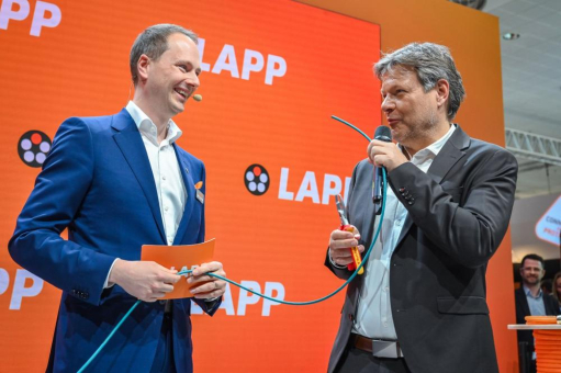 LAPP zeigt Wirtschaftsminister Habeck erste Bio-Datenleitung