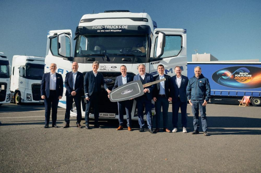 Die Ford-Werke Köln fahren jetzt mit Ford Trucks: Feierliche Schlüsselübergabe für 35 speziell für Automotive ausgerüstete Zugmaschinen.