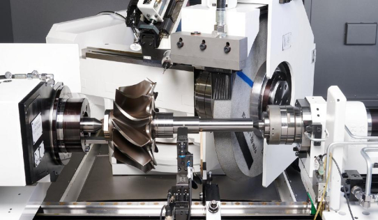 Die JUNICOR Korundschleifmaschine besticht durch Präzision und variable Konfigurationsmöglichkeiten