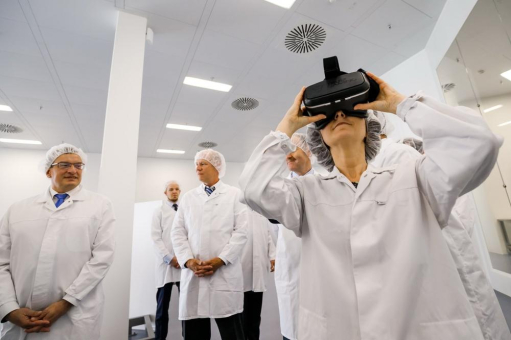 Wirtschaftssenatorin Pop besucht B. Braun-Pharmawerk in Berlin