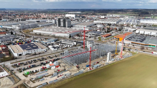 GROB-WERKE: Das Mitarbeiterparkhaus soll bis August 2025 fertiggestellt sein
