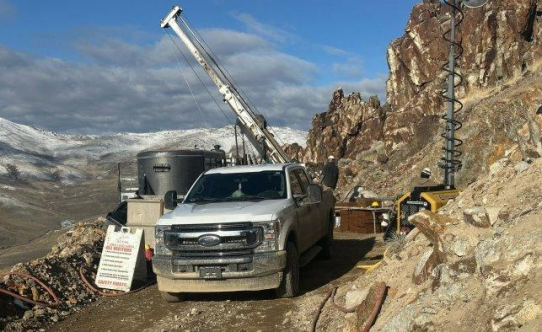 Giant Mining teuft zweite Bohrung bis in eine Gesamttiefe von 950 Fuß ab und beginnt mit dritter Bohrung des Kernbohrprogramms 2025 auf der Kupfer-Silber-Goldlagerstätte Majuba Hill, Nevada