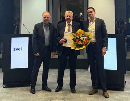 Hans-Jürgen Schneider mit Goldener Ehrennadel ausgezeichnet