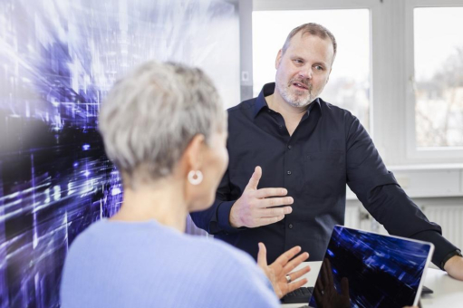 „Wer KI und Unternehmensprozesse heute verschläft, steht morgen im Abseits“ – Interview mit Software-Vordenker und Zukunftsvisionär Oliver Schulze
