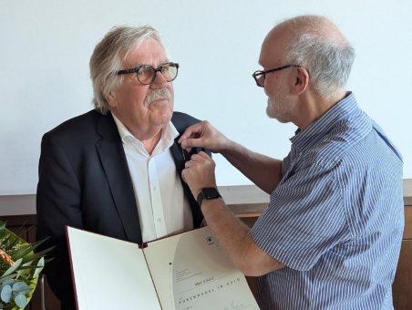 Zahntechnikermeister Rolf Schulz erhält Goldene Ehrennadel