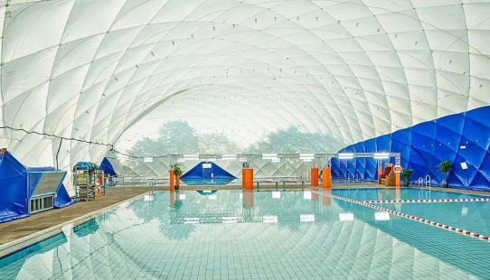 Ganzjahreslösung für knappe Schwimmflächen: Traglufthalle in Nieder-Eschbach setzt neue Maßstäbe