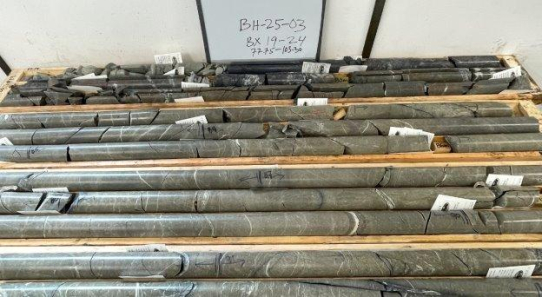 Antimony Resources Corp. (CSE: ATMY) (FWB: K8J0) meldet Vorliegen von massiver antimonhaltiger Stibnitmineralisierung im Bohrkern und an der Oberfläche