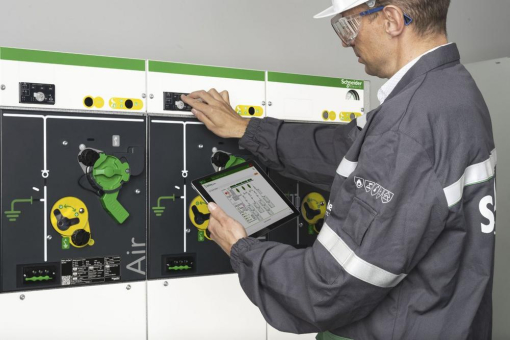 Mehr Nachhaltigkeit im Energienetz: SF6-freie Schaltanlagen von Schneider Electric