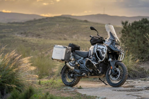 Die EXTREME DirectLock Koffer von Wunderlich werden einfach direkt am Original-Kofferträger der BMW R 1300 GS Adventure verriegelt. Einhängen, verriegeln, losfahren.