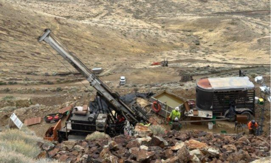 Giant Mining übermittelt die Analyseergebnisse für das 595 Fuß tiefe Bohrloch MHB-35, untersucht das Entdeckungsbohrloch MHB-36 mit Hilfe von KI und beginnt die Finanzierung des Kupferprojekts Majuba Hill durch die Ausgabe von speziellen Warrants