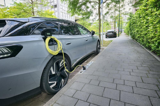 Laden einfach neu gedacht: Rheinmetall Ladebordstein wird im Red Dot Design Award 2025 mit der Auszeichnung „Innovative Design“ prämiert