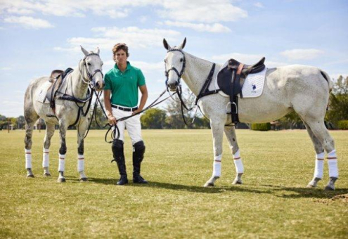 U.S. Polo Assn. begeht 135-jähriges Bestandsjubiläum bei Pitti Uomo 108 mit Frühlings-/Sommerkollektion 2026 und spektakulärer Jubiläumsveranstaltung in Santa Maria Novella in Florenz