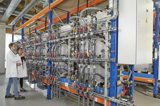 Fraunhofer ICT startet erfolgreich Testbetrieb: Großbatterie steuert erneuerbare Energie bedarfsgerecht ins Stromnetz