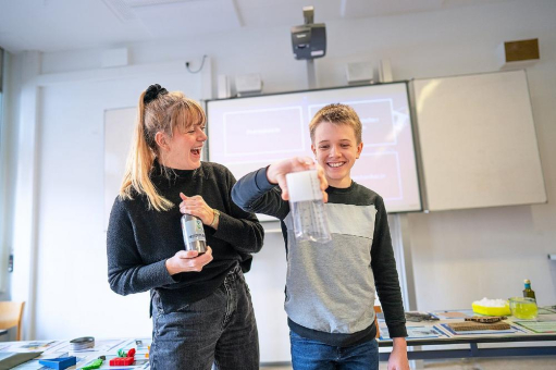 Schulklassendes Philipp-Matthäus-Hahn-Gymnasiums entdecken Technik-Berufe mit Zukunft