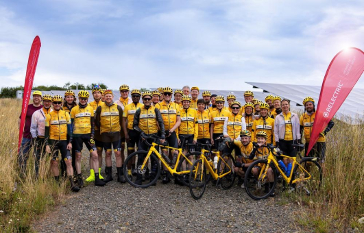 BELECTRIC empfängt auf Solarpark Radsport-Initiative für den guten Zweck