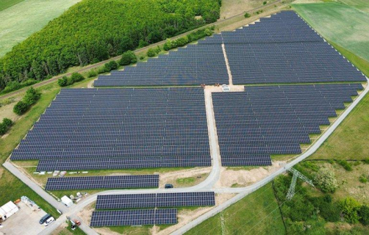 ABO Energy bringt ersten Solarpark in Brandenburg ans Netz