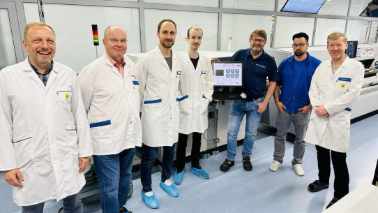 SK-tronic setzt neuen Standard: 01005-Bauteile prozesssicher gejettet und bestückt