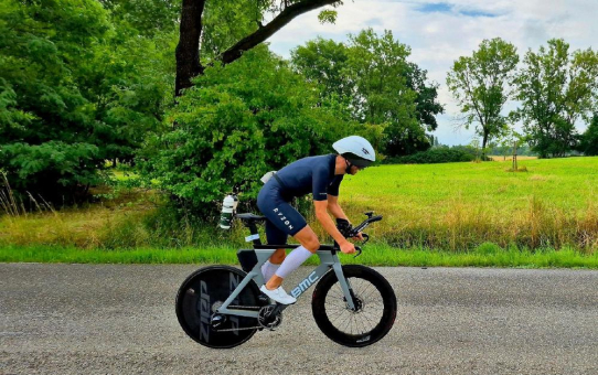 Grenzen verschieben: vom Büroalltag zur Triathlon-Weltmeisterschaft in Nizza