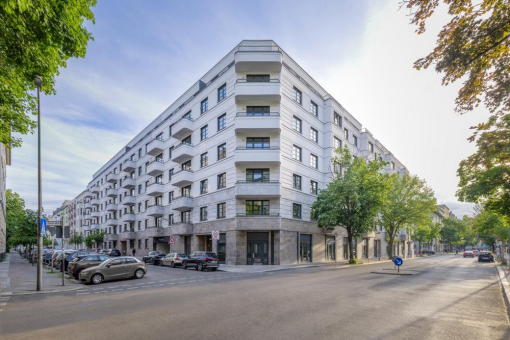 Naturstein im Klebeverfahren auf WDVS: Architektonische Pionierleistung in Schöneberg