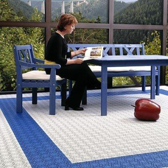 Eine Terrasse mit Terrassen-Fliesen Typ ROYAL von OSTACON Bodensysteme