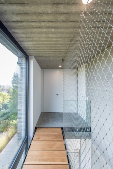 Wohnhausgestaltung mit Beton, Holz und weißen Türen und Zargen: Minimalistische Architektur im puristischen Dreiklang.