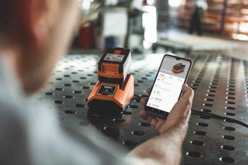 Für eine digitale Zukunft: Bluetooth-Schnellladegerät und Online-Verwaltung "Made by FEIN"
