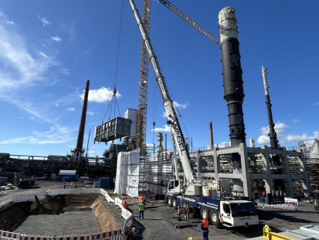 Großer Baufortschritt für die neue Grundöl-Anlage bei Shell Rheinland: Komponenten für elektrischen Prozessofen angeliefert.