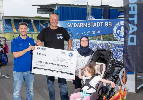 DATRON und SV Darmstadt 98 joggen, radeln, walken und spenden gemeinsam 5.555 Euro für den guten Zweck