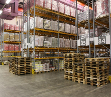 Wie DFS Dewender Food Service sein Lager täglich skaliert und mit flexiblen Tageslizenzen jede Auslastung meistert