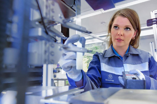 Schmelzen bei 30.000 Grad Celsius: Für effizientere Qualitätstests setzt der Stahlbereich von thyssen-krupp eine vollautomatisierte Anlage mit Plasma-Verfahren ein