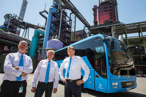 Neuer Besucherbus im blauen thyssenkrupp-Design fährt in Duisburg zu erstem Einsatz auf die "ExtraSchicht" - Neue Aufgabe für leistungsgewandelte Mitarbeiter