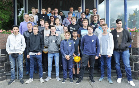 Schüler informieren sich am "Tag der Verpackung" bei thyssenkrupp in Andernach