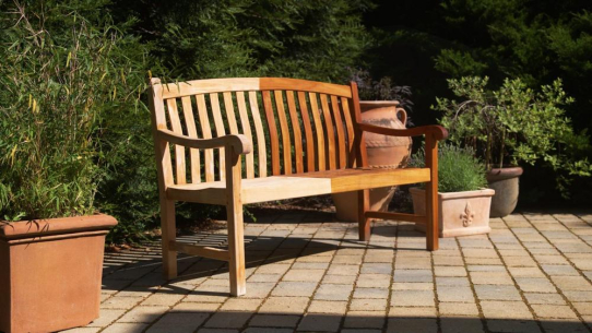 Teakholz im Herbst pflegen: Farbe auffrischen mit Teaköl